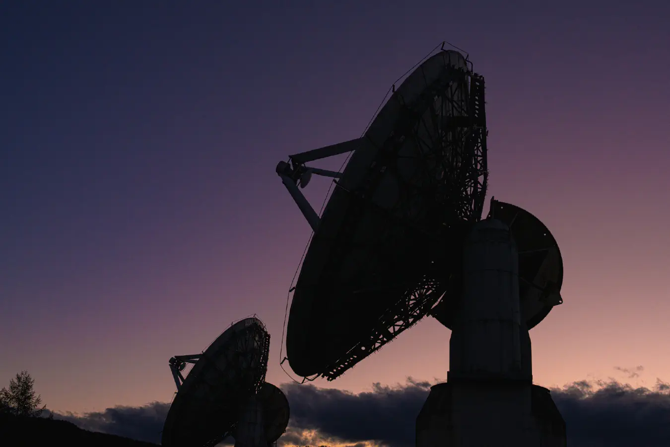 夏夕暮れと電波望遠鏡